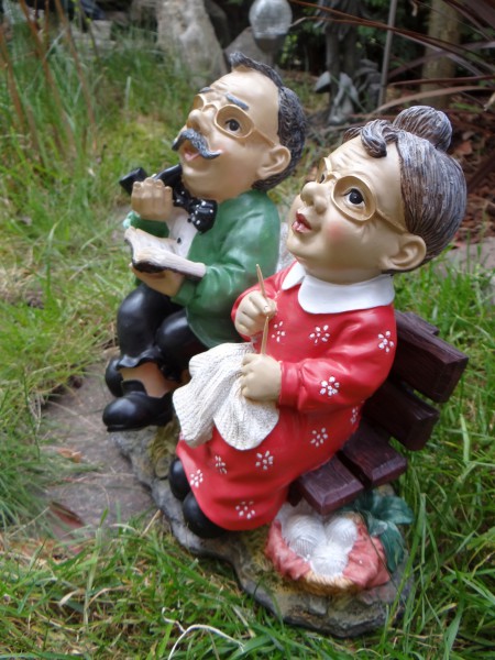 Oma und Opa auf der Bank 26 cm Figur Garten